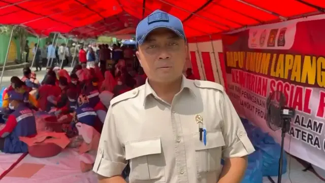 Menteri Sekretaris Negara (Mensesneg) Prasetyo Hadi saat meninjau warga korban banjir Sumatera. (Istimewa)