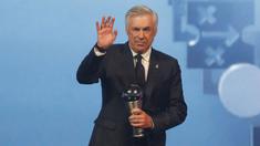 Pelatih Real Madrid, Carlo Ancelotti saat memenangkan penghargaan pelatih terbaik FIFA 2024 dalam acara FIFA Awards 2024 yang berlangsung di Doha, Qatar, Selasa (18/12/2024) waktu setempat. (AFP/Karim Jaafar)