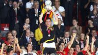 Kiper tim nasional Spanyol, Iker Casillas, saat mengangkat trofi Piala Eropa 2008 usai mengalahkan Jerman 1-0, di Ernst-Happel-Stadion, Vienna, 29 Juni 2008. (UEFA).