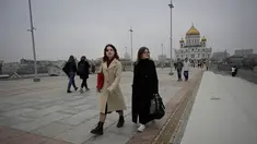 Pejalan kaki melintasi jembatan dekat Katedral Christ the Saviour di pusat kota Moskow, pada 12 April 2022. Jauh dari konflik di Ukraina, musim semi telah tiba di Moskow dengan di permukaan setidaknya kehidupan tampak berjalan seperti biasa. Dengan akan segera berakhirnya musim dingin keras yang terkenal di Rusia, orang-orang Moskow memadati restoran dan teater, berkeliaran di galeri seni dan berjalan-jalan di bawah sinar matahari. (Natalia KOLESNIKOVA / AFP)