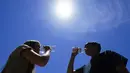 Suhu terendah di Phoenix pada hari Senin 95 F (35 C) adalah suhu terendah dalam semalam yang pernah ada, memecahkan rekor sebelumnya yaitu 93 F (33,8 C) yang ditetapkan pada tahun 2009. (AP Photo/Ross D. Franklin)