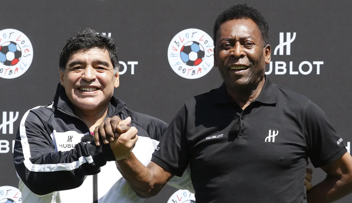 Selama ini Maradona dan Pele memang dikenal tidak akur dan sering saling serang dengan kata-kata pedas terutama terkait persaingan antara Argentina dan Brasil di kancah sepak bola dunia. (AFP/Patrick Kovarik)