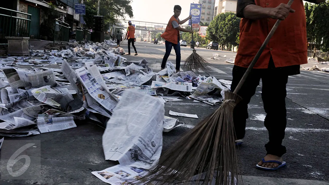 20150717-Sampah KoranSisa Salat Id-Jakarta