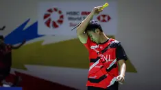 Tunggal putra Indonesia, Shesar Hiren Rhustavito, saat melawan wakil India, Kiran George pada babak penyishian Indonesia Masters 2024 di Istora Senayan, Selasa (23/1/2024). Shesar takluk dengan skor 17-21, 21-12, 15-21. (Bola.com/Bagaskara Lazuardi)