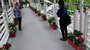 Warna-warni bunga semakin membuat JPO di Bundaran HI, Jakarta, tampak indah dan membuat nyaman pejalan kaki. Foto diambil pada Rabu (3/12/2014). (Liputan6.com/Johan Tallo)