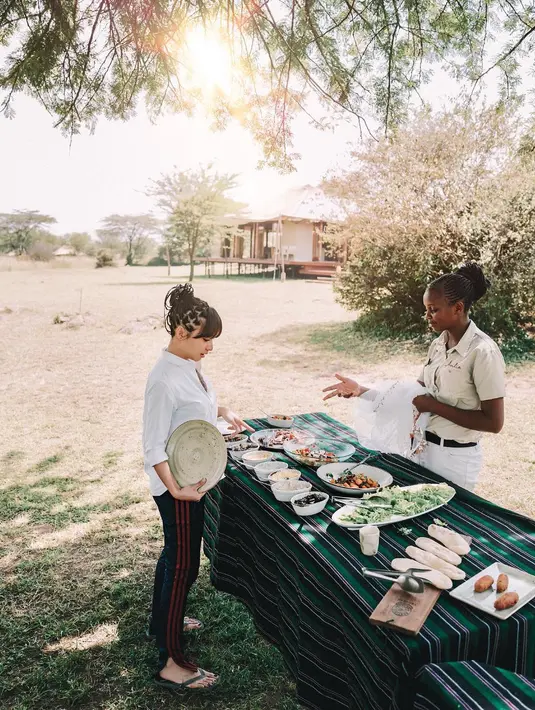 Wah tampaknya Nikita Willy bingung memilih menu sarapan khas Afrika. Ia juga terlihat tampil berbeda dengan gaya rambut kepang. (Foto: instagram.com/nikitawillyofficial94)