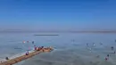 Foto dari udara pada 23 September 2020 ini memperlihatkan para turis yang berkunjung ke Danau Garam Caka di Wilayah Wulan, Provinsi Qinghai, China barat laut. Danau garam hasil kristalisasi alami di ketinggian 3.100 meter itu dikenal dengan sebutan "cermin langit". (Xinhua/Zhang Long)
