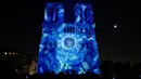 Sebuah foto pada 20 Oktober 2018 menunjukkan Gereja Katedral Notre Dame selama pertunjukan cahaya berjudul "Dame de Coeur" di Paris, Prancis. Pertunjukan cahaya tersebut bagian dari perayaan seratus tahun Perang Dunia I. (Photo by Ludovic MARIN/AFP)