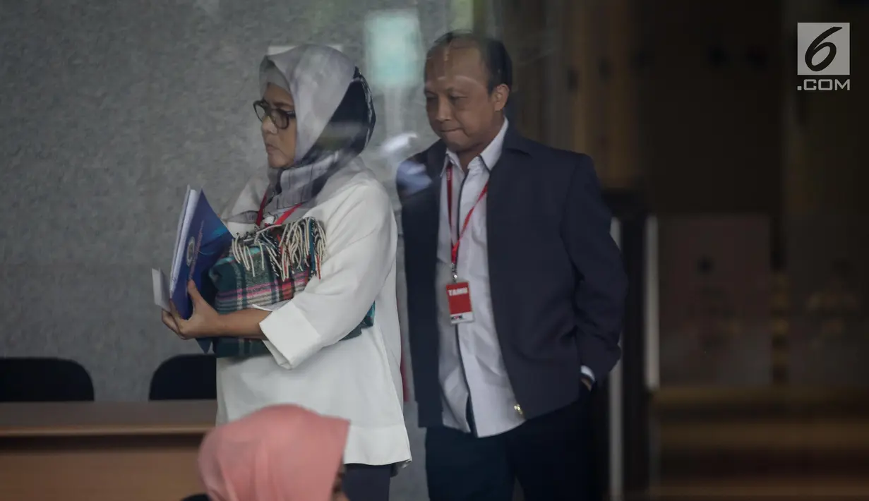 Sekjen Kemendes PDTT Anwar Sanusi menuju ruang pemeriksaan KPK, Jakarta, Senin (6/5). Anwar diperiksa untuk kasus suap auditor BPK dalam opini Wajar Tanpa Pengecualian (WTP) untuk laporan keuangan Kemendes PDTT tahun 2016. (Liputan6.com/Faizal Fanani)