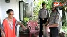 Eksekusi sebuah rumah di Medan, Sumut, diwarnai isak tangis dari pihak tergugat. Beruntung keributan bisa diredam setelah puluhan polisi mengawal eksekusi tersebut. 