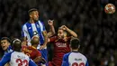 Duel udara yang dilakukan Kostas Manolas pada leg kedua, babak 16 Liga Champions yang berlangsung di Stadion Do Dragao, Porto, Kamis (7/3). AS Roma kalah 1-3 kontra Porto (AFP/Miguel Riopa)