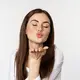Gunakan lip balm dengan SPF 30 atau lebih, yang mengandung titanium oxide atau zinc oxide sebagai bahan pelindung fisik. (foto/dok: freepik/benzoix)