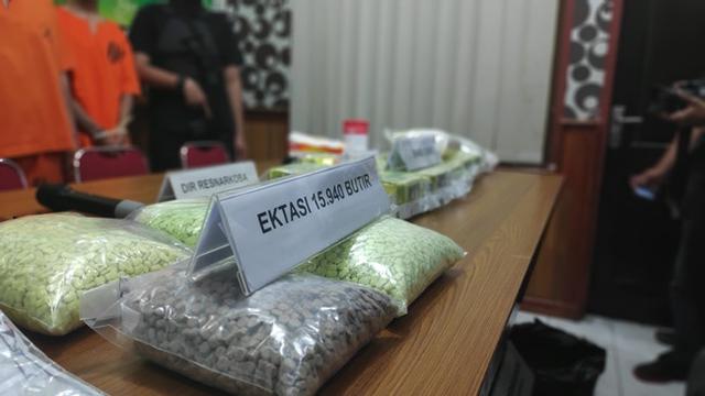 Pil ektasi berbentuk minion dan sponge bob disita Direktorat Reserse Narkoba Polda Riau dari Bengkalis.