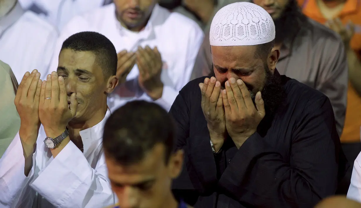Umat muslim tampak khusyuk memanjatkan doa di sebuah masjid di Sale, Maroko, Selasa (14/7/2015). Setiap malam Lailatul Qadar, beberapa masjid di Maroko dipenuhi para umat muslim. (REUTERS / Stringer)