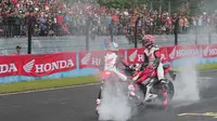 Pembalap MotoGP Marc Marquez dan Dani Pedrosa memberikan aksi dan kejutan bagi para fans mereka yang berada di Indonesia. (Liputan6.com/Angga Yuniar)