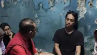 Wisnu, putra pertama Bambang, saat menceritakan malam di kawasan Jalan Pejompongan Raya yang berubah mencekam pada Kamis, 27 Agustus 2026. (Liputan6.com/Rifqy Alief Abiyya)