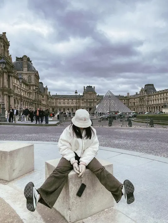 Di Paris, Fuji tampil edgy dengan puffer jacket putih, yang dipadukannya mengenakan celana jeans kecokelatan, dan bucket hat putih yang serasi dengan sneakersnya. [Foto: Instagram/fuji_an]