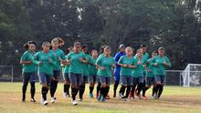 Timnas Indonesia putri saat latihan jelang penyisihan Grup A Asian Games 2018. (Bola.com/Riskha Prasetya)