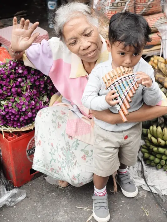Salah satu anak Dwi Sasono, Deden terlihat bermain-main dengan Ibu Ayu. Deden sendiri tampak asyik memainkan alat musik tiup. (Foto: instagram.com/thesasonosfam)
