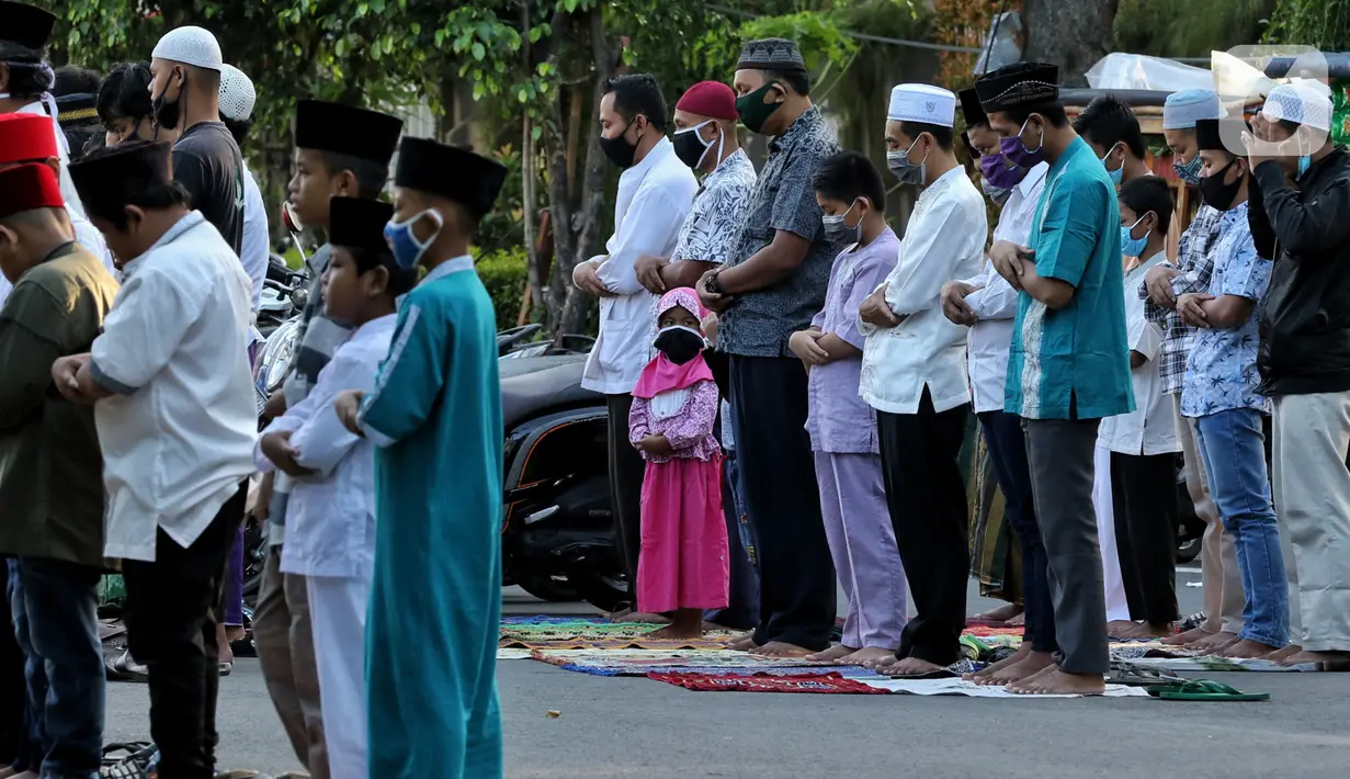 Warga melaksanakan salat Idul Fitri 1441 H berjemaah di Masjid Jami Assa'Dah kebayoran Lama, Jakarta, Sabtu (24/5/2020). Warga yang hendak salat Id diwajibkan untuk menerapkan protokol kesehatan. (Liputan6.com/Johan Tallo)