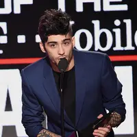 Mengucapkan terima kasih, Zayn menyampaikan permohonan maafnya lantaran tak bisa hadir di acara penghargaan tersebut karena sedang berada di Paris. Ia juga meminta bantuan kekasihnya untuk melakukan hal yang sama. (AFP/Bintang.com)