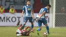 Pemain Persija Jakarta, Pandi Lestaluhu terjatuh saat berduel dengan pemain RCD Espanyol, Leonardo Baptista Esteban pada laga persahabatan di Stadion Patriot, Bekasi, (19/7/2017). Persija kalah 0-7. (Bola.com/Nicklas Hanoatubun)