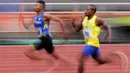 Para pelari beradu cepat saat Kejurnas Atletik nomor lari estafet 4x400 meter putra senior di Stadion Pakansari, Bogor, Selasa (6/8). Kejurnas tahun ini juga dilakukan untuk kualifikasi jelang PON. (Bola.com/Peksi Cahyo)