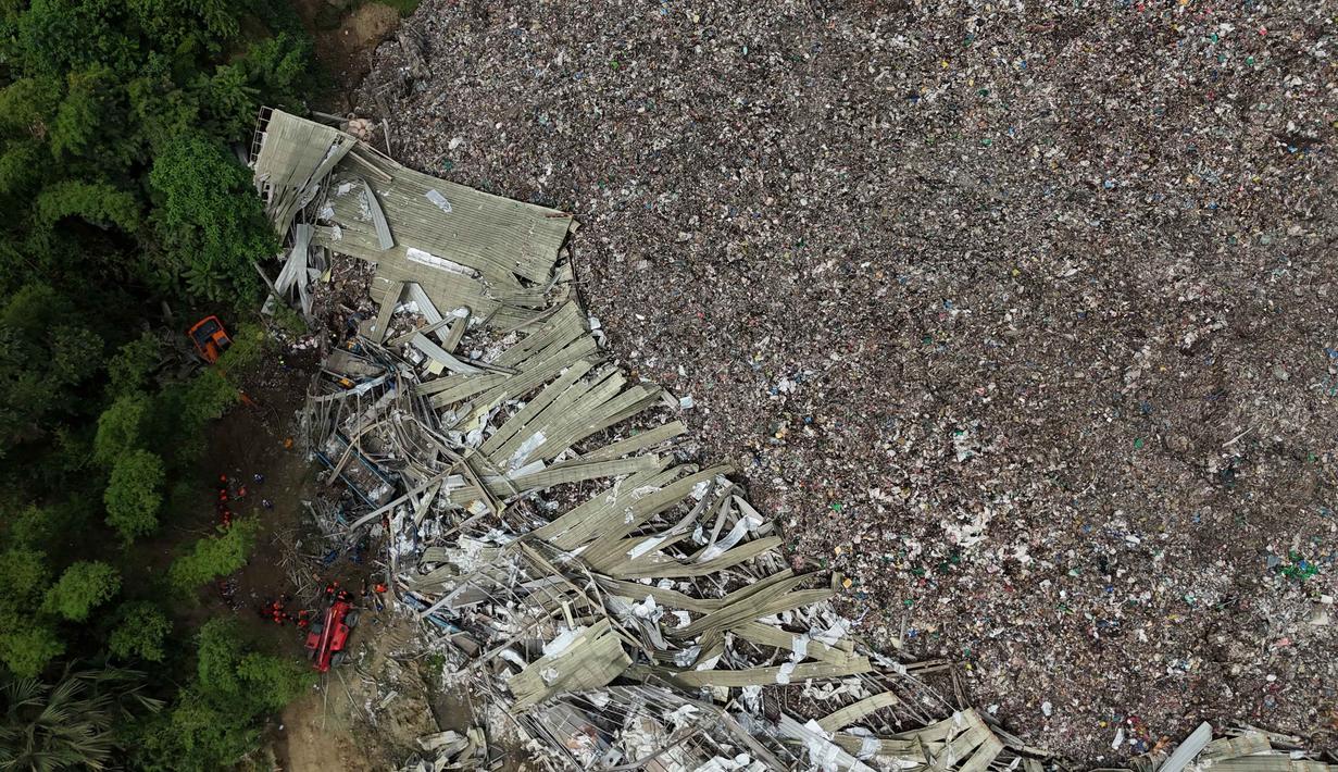 Sebelumnya, gunungan sampah di fasilitas pemilahan sampah di Binaliw, kota Cebu, Filipina tengah, runtuh pada Kamis, 8 Januari 2026. Tampak dalam foto, tumpukan sampah besar yang runtuh pada Kamis sore di fasilitas pemilahan sampah di Binaliw, kota Cebu, Filipina tengah, terlihat pada Sabtu, 10 Januari 2026. (AP Photo/Jacqueline Hernandez)