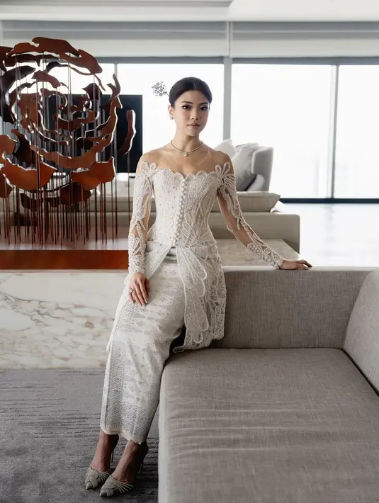 Putri keempat Hary Tanoesoedibjo, Clarissa tampil dengan kebaya cukup berbeda dengan kakak-kakaknya. Ia memilih kebaya modern dengan model off-the-shoulder yang mengekspos bahu indahnya. Kebaya yang dihiasi aplikasi bordir dan payet berbentuk bunga ini kemudian dipadukan dengan kain songket silver dan heels yang matching. @clarissatanoe].