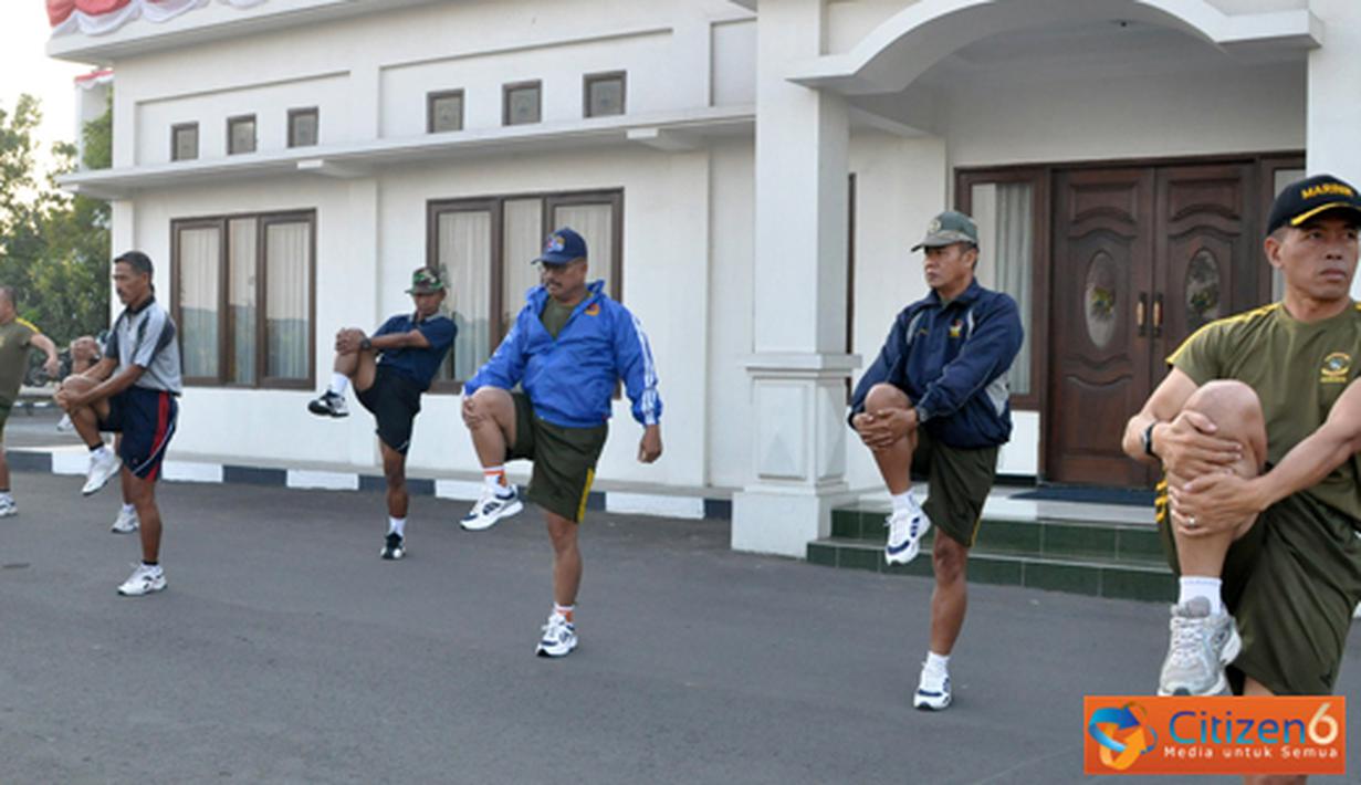 Citizen6, Surabaya: Olahraga tersebut didahului dengan senam peregangan di belakang mako Resimen Bantuan Tempur-1 Marinir kemudian dilanjutkan lari keliling Trian Sutedi Senaputra dan diakhiri dengan senam pelemasan.  (Pengirim: Roby Eka Sanjaya)