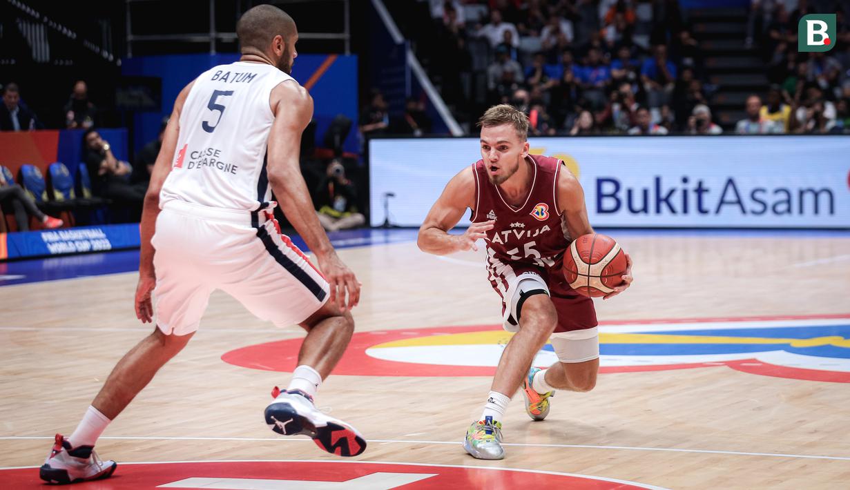 Pebasket Latvia, Arturs Zagars (kanan) berusaha melewati pebasket Prancis, Nicolas Batum saat laga kedua Grup H Piala Dunia FIBA 2023 di Indonesia Arena, Senayan, Jakarta, Minggu (27/08/2023). (Bola.com/Bagaskara Lazuardi)