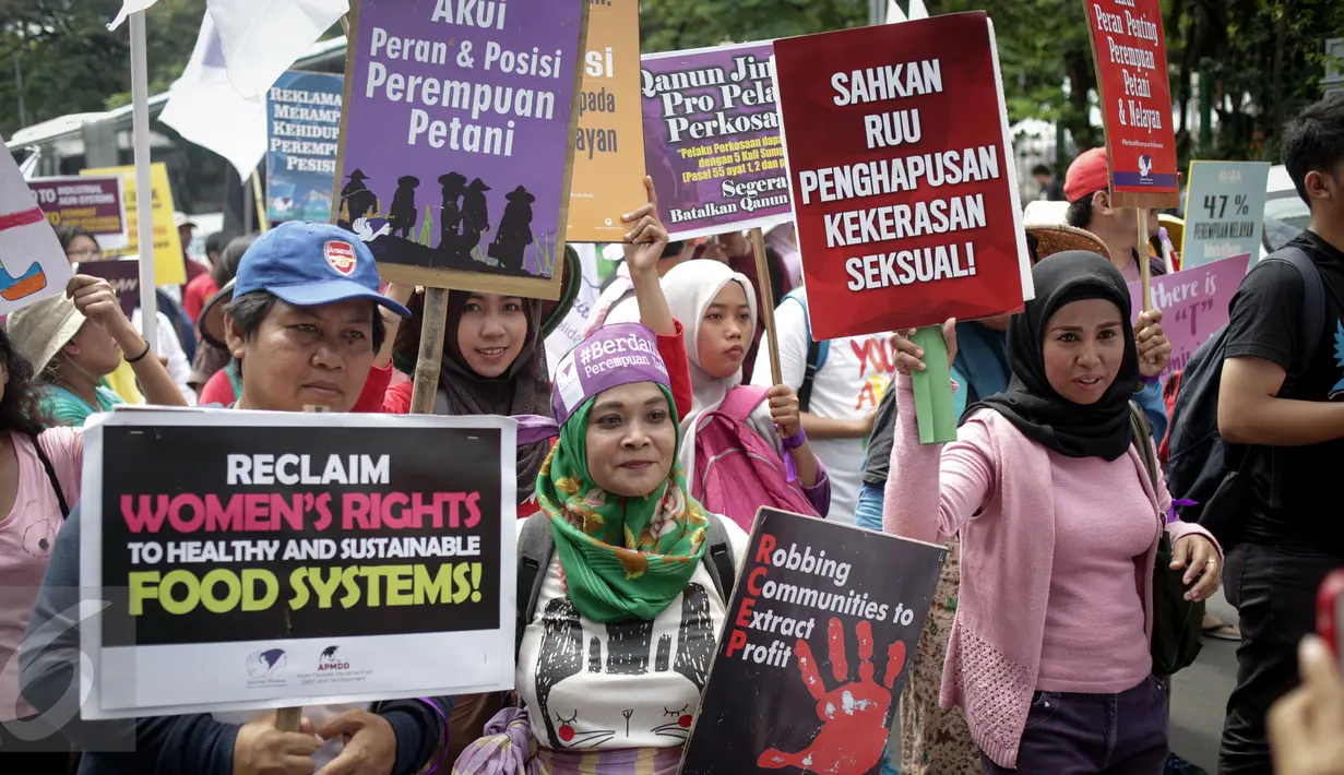 Sejumlah orang yang tergabung dalam beberapa aktivis membawa spanduk saat menggelar aksi unjuk rasa dikawasan Patung Kuda, Jakarta, Rabu (8/3). Peserta aksi menyuarakan penolakan terhadap diskriminasi dan sistem patriarki. (Liputan6.com/Faizal Fanani)