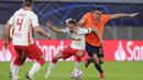 Pemain RB Leipzig, Kevin Kampl, berebut bola dengan pemain Basaksehir, Enzo Crivelli, pada laga Liga Champions di Stadion RB Arena, Rabu (21/10/2020). RB Leipzig menang dengan skor 2-0. (AP/Markus Schreiber)