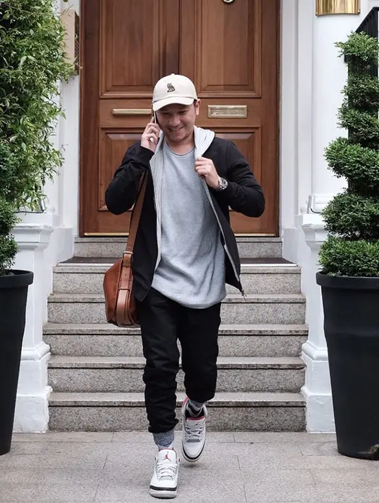 Streetwear style satu ini yang dikenakan Gading Marten semakin terlihat kece ketika kaos berwarna abu-abu terang sebagai inner. Kemudian untuk outfit yang diluar dipadukan dengan warna hitam. Jangan lupa ditambah sentuhan outfit warna putih ya biar semakin kece. (Liputan6.com/gadiiing)