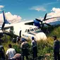 Pesawat barang jenis Antonov yang dicarter pihak Bulog terperosok sekitar 350 m dari landasan bandara Wamena, Papua, Kamis (28/1). Diduga kecelakaan terjadi akibat kerusakan pada rem pesawat. (Antara)
