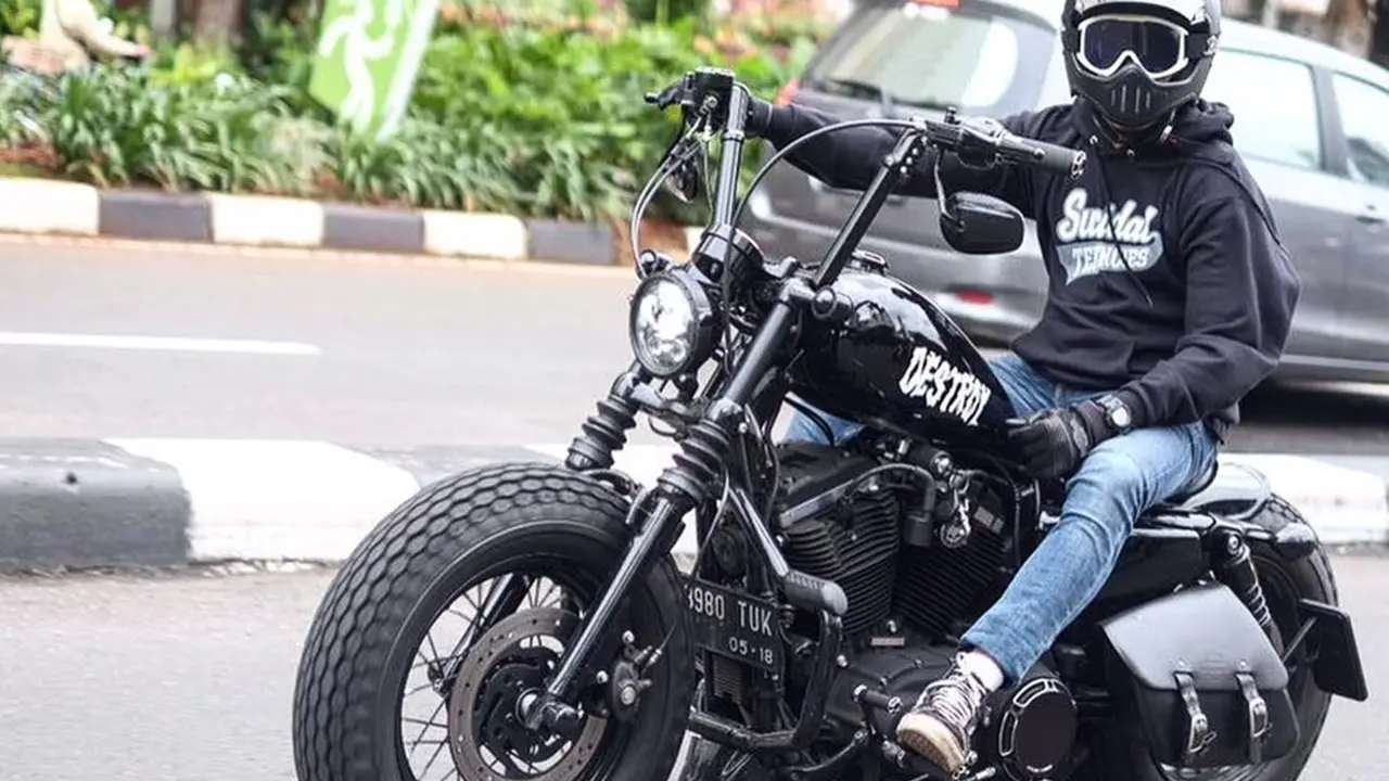 FOTO: Potret Desta Saat Naik Moge, Keren Abis
