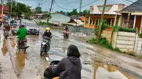 Derita Warga Parung Panjang, Berkubang di Jalan Rusak yang Tak Kunjung Diperbaiki