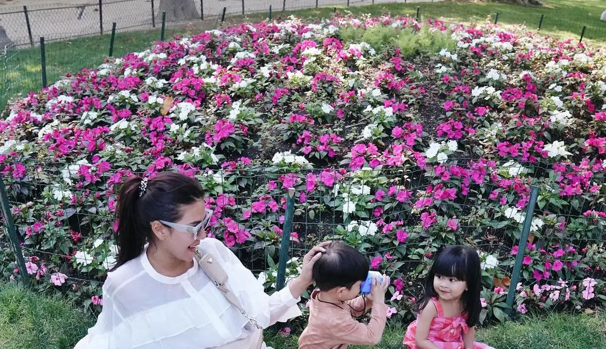 <p>Liburan sambil mengurus anak, gaya Syahnaz Sadiqah tetap terlihat seperti ABG. (FOTO: instagram.com/syahnazs/)</p>