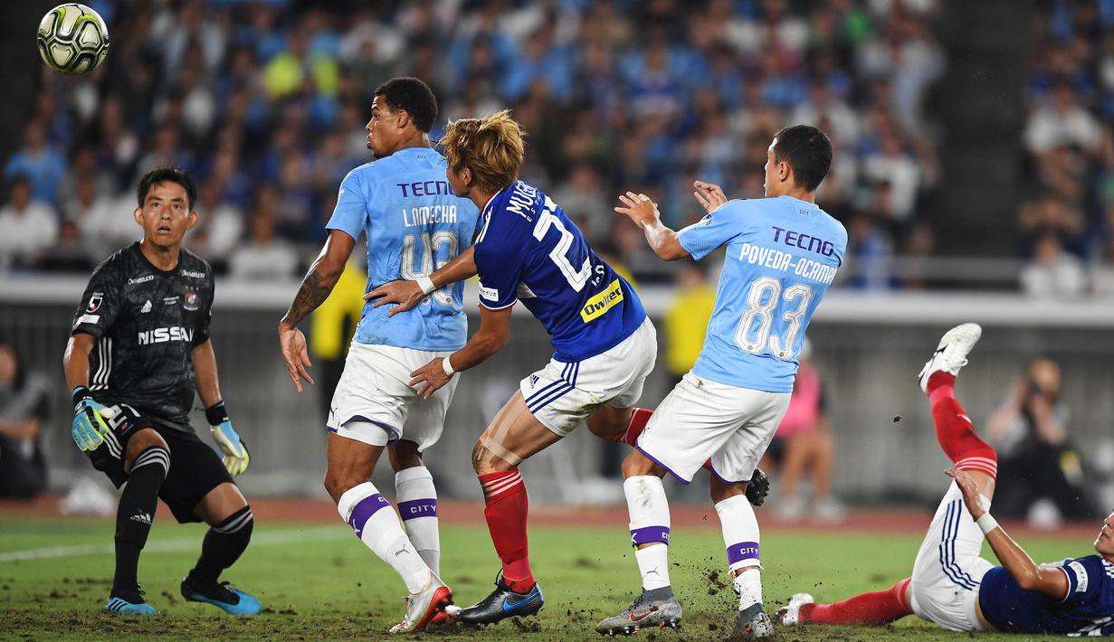 Striker Manchester City, Lukas Nmecha, berusaha membobol gawang Yokohama Marinos pada laga pramusim di Stadion Yokohama, Jepang, Sabtu (27/7). Yokohama kalah 1-3 dari City. (AFP/Charly Triballeau)