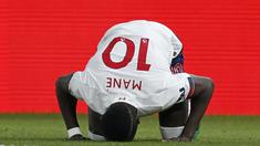 Striker Liverpool, Sadio Mane, merayakan gol yang dicetaknya ke gawang Crystal Palace pada laga Premier League di Stadion Selhurst Park, London, Sabtu (23/11). Palace kalah 1-2 dari Liverpool. (AFP/Ian Kington)