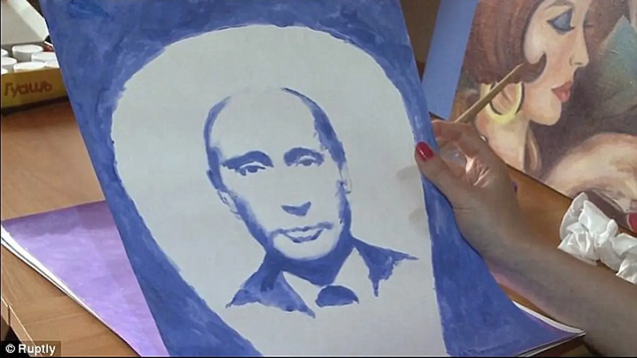 Gunakan Payudara, Perempuan Ini Lukis Wajah Presiden Rusia