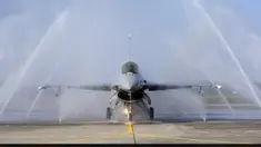 Pesawat tempur F-16V buatan Amerika Serikat dibersihkan saat latihan militer di Kabupaten Chiayi, Taiwan, Rabu (15/1/2020). Kementerian Pertahanan Taiwan menggelar latihan militer selama dua hari untuk menunjukkan kemampuan mengamankan liburan Tahun Baru Imlek. (AP Photo/Chiang Ying-ying)