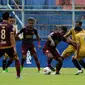 Pemain PSM Makassar Ronaldo Rubener Wanma (dua kanan) dijaga pemain Bhayangkara Solo FC dalam pertandingan Babak Penyisihan Grup B Piala Menpora 2021 di Stadion Kanjuruhan, Malang. Sabtu (27/3/2021). PSM Makassar bermain imbang atas Bhayangkara Solo FC 1-1. (Bola.com/Ikhwan Yanuar)