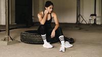 Dalam akun Instagram pribadinya, wanita kelahiran 8 Maret 1997 ini aktif mengunggah berbagai kegiatan dan penampilan. Bahkan, penampilan Aghniny Haque dalam busana sporty juga tak lepas dari sorotan. (Liputan6.com/IG/@aghninyhaque)