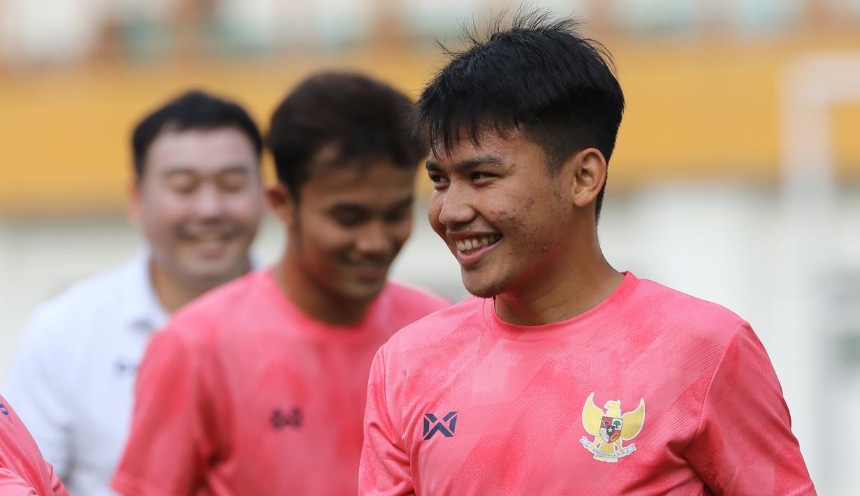 Pemain Timnas Indonesia U-19, Witan Sulaeman, saat menggelar sesi latihan di Stadion Wibawa Mukti, Cikarang, Senin (13/1/2020). Sebanyak 51 pemain mengikuti seleksi untuk memperkuat skuat utama Timnas Indonesia U-19. (Bola.com/M Iqbal Ichsan)
