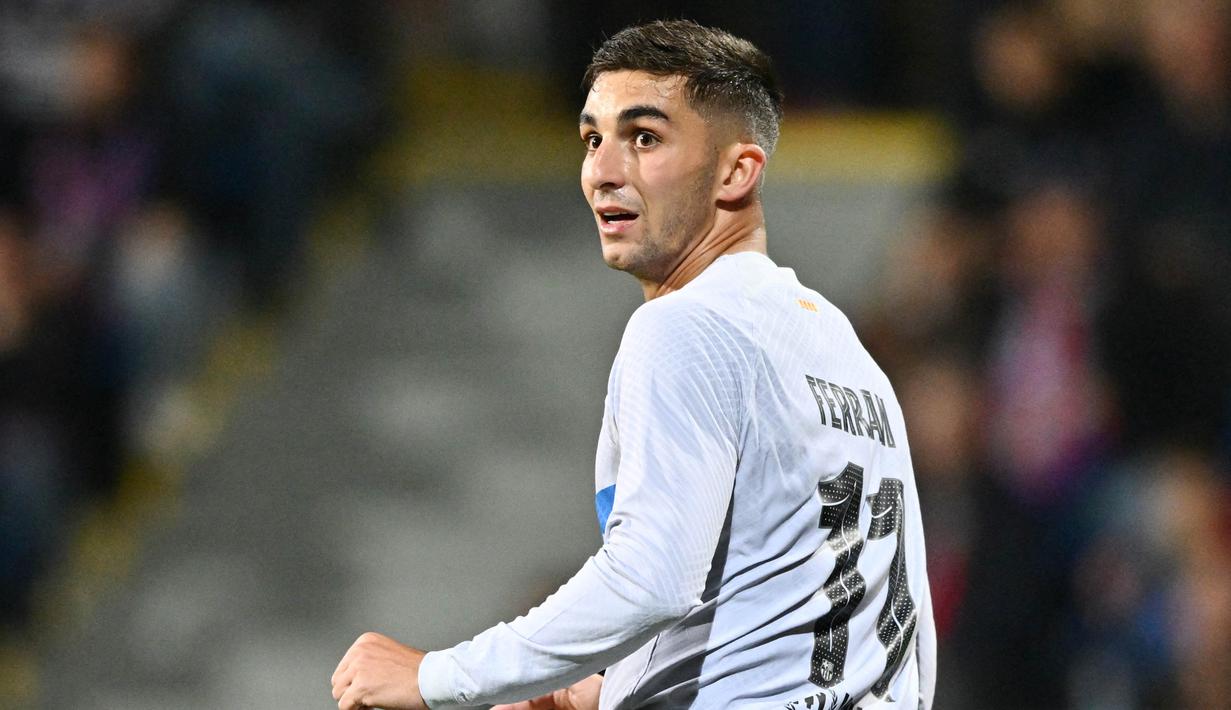 Pemain Barcelona, Ferran Torres, saat melawan  FC Viktoria Plzen pada laga Liga Champions di Plzen, (1/11/2022). Ferran Torres kesulitan mendapat jatah bermain secara reguler sebagai starter di Barcelona. Kontribusi Torres juga bisa dibilang minim hingga kemungkinan sang pemain bisa saja dilepas Blaugrana musim depan. (AFP/Joe Klamar)