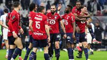 Gelandang Lille asal Aljazair #06, Nabil Bentaleb (C,  bek Lille asal Belgia #12, Thomas Meunier (R), dan rekan-rekan setim mereka merayakan kemenangan setelah memenangkan pertandingan sepak bola L1 Prancis antara Olympique de Marseille (OM) dan Lille OSC di Stade Velodrome di Marseille, Prancis selatan pada 22 Maret 2026. (Pascal POCHARD-CASABIANCA/AFP0