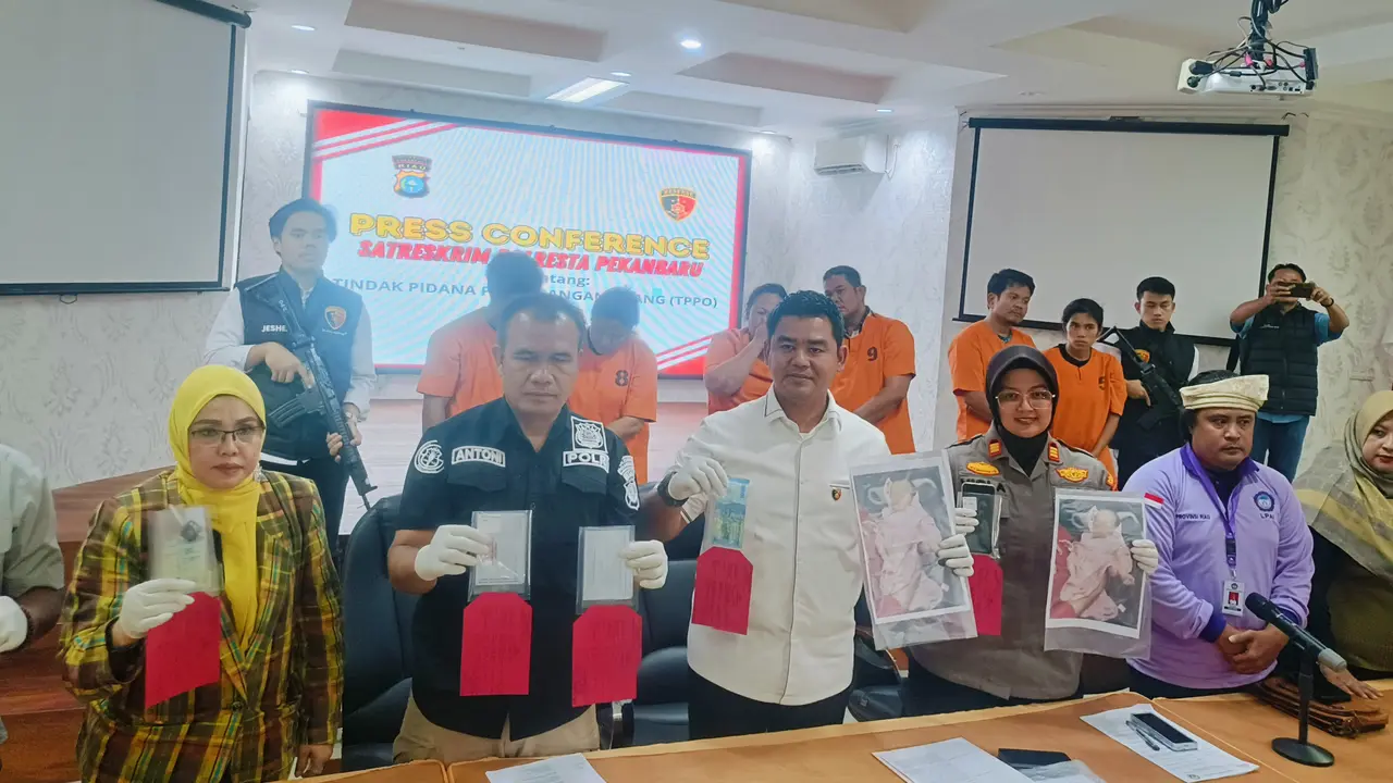 Konferensi pers pengungkapan sindikat penjualan bayi di Pekanbaru.