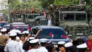 Tentara Filipina yang bertempur di kota Marawi disambut saat menuju markas angkatan laut Filipina di Manila, Filipina (30/10). Pasukan Filipina mulai mengurangi kekuatan mereka menyusul pembebasan Marawi dari para militan. (AP Photo / Bullit Marquez)