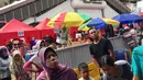 Pedagang berjualan di sepanjang jalan di depan Stasiun Tanah Abang, Jakarta, Jumat (22/12). Terkait penataan PKL, Pemprov DKI Jakarta mulai menutup sepanjang jalan di depan Stasiun Tanah Abang pukul 08.00-18.00 WIB. (Liputan6.com/Immanuel Antonius)